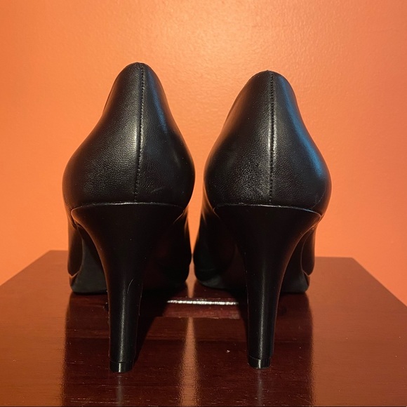 Comfy and classic Naturalizer heels wide width EUC - Picture 7 of 10